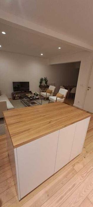 Móvel ilha com prateleiras e gavetas
