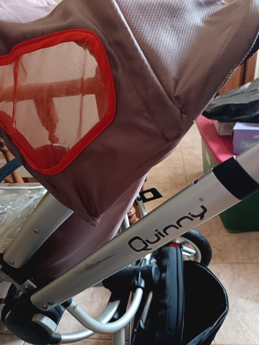 Carrinho de bebê e ovo