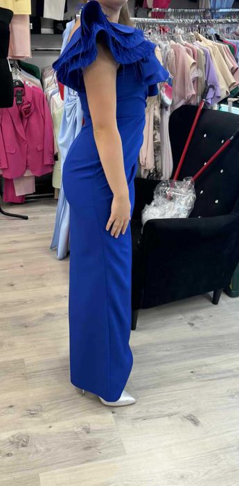 Chabrowa sukienka maxi na jedno ramię z piórami