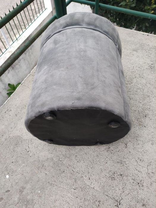 Puff cinzento preto cor de rosa.