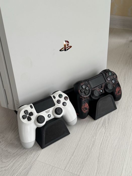 Playstation 4 pro 1TB 2 джойстика