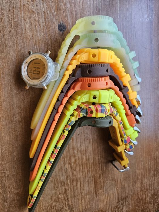 Relógio com várias braceletes