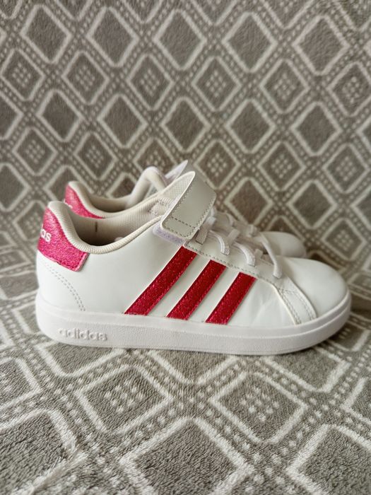 Białe buty Adidas dla dziewczynki (różowe, brokatowe wstawki)