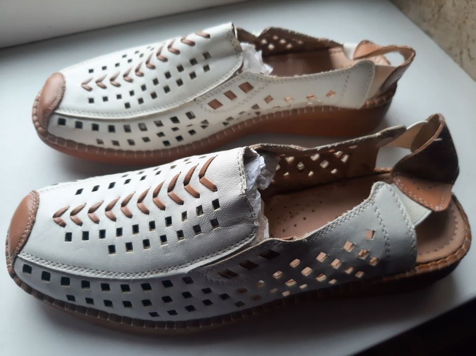 Босоніжки жіночі нові р.40 довж.устілки 25 см