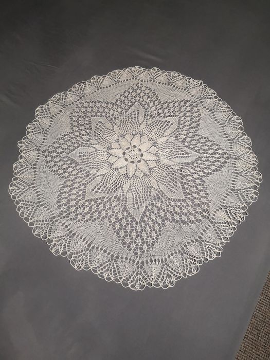 Serwetka haftowana 70 cm.