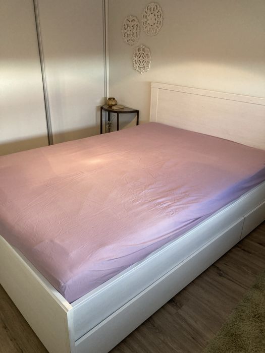Cama malm como nova com colchao e 4 gavetas para arrumacao