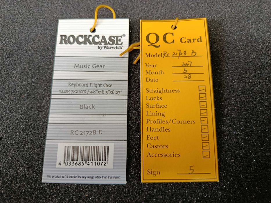 Flight Case RockCase by Warwick para teclado — com rodas e espumas ajustáveis