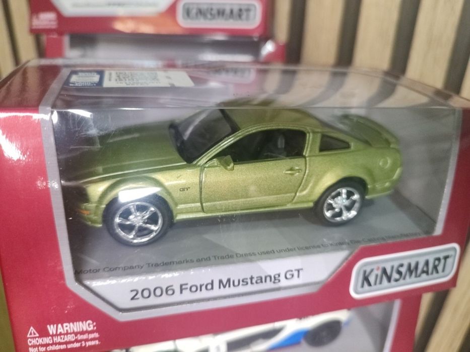 Машинки Kinsmart металеві,інерційні

Передні двері відкриваються.

Ная