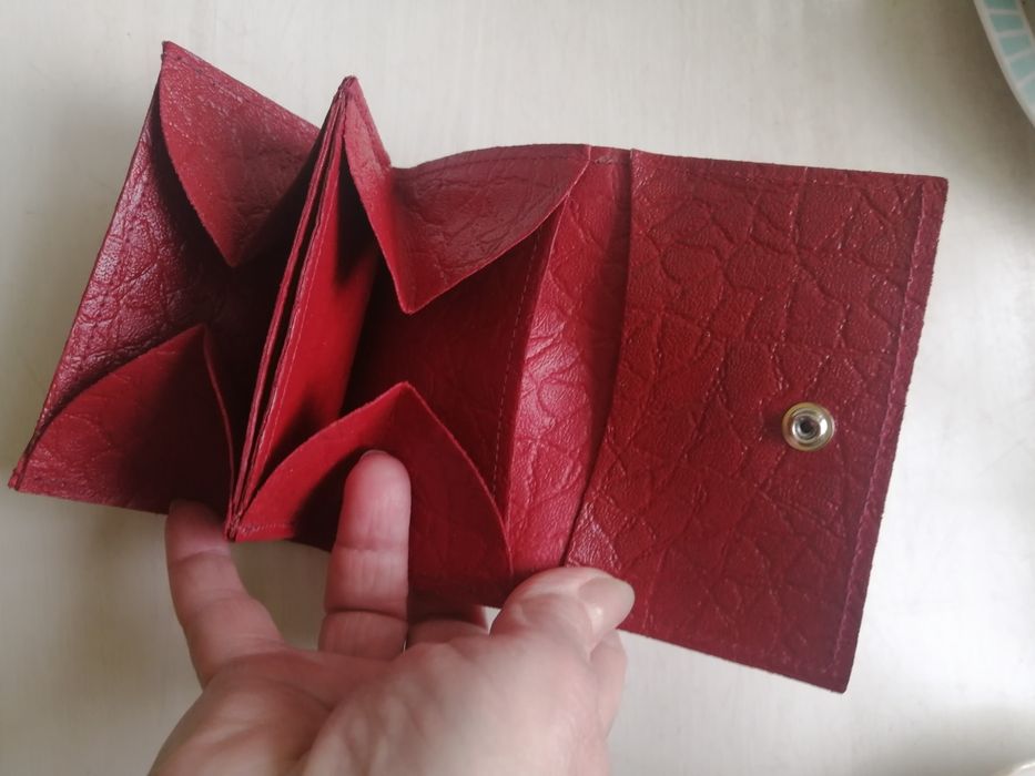 Продам два новых кожанных кошелька.