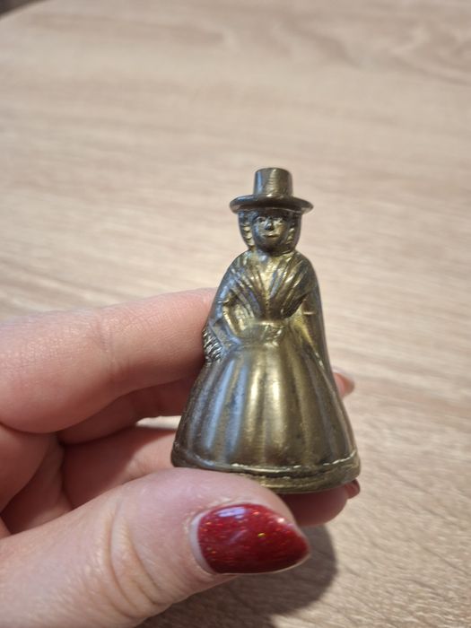 Dzwonek mosiężny kobieta w kapeluszu mała