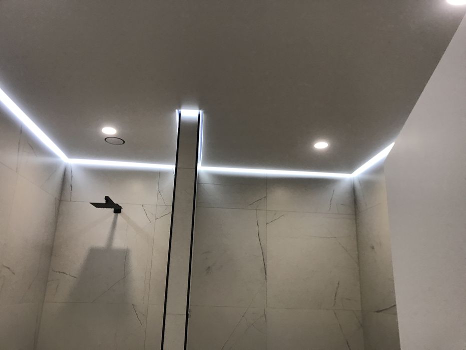 Натяжні стелі, треки, лед підсвітки, карнизи