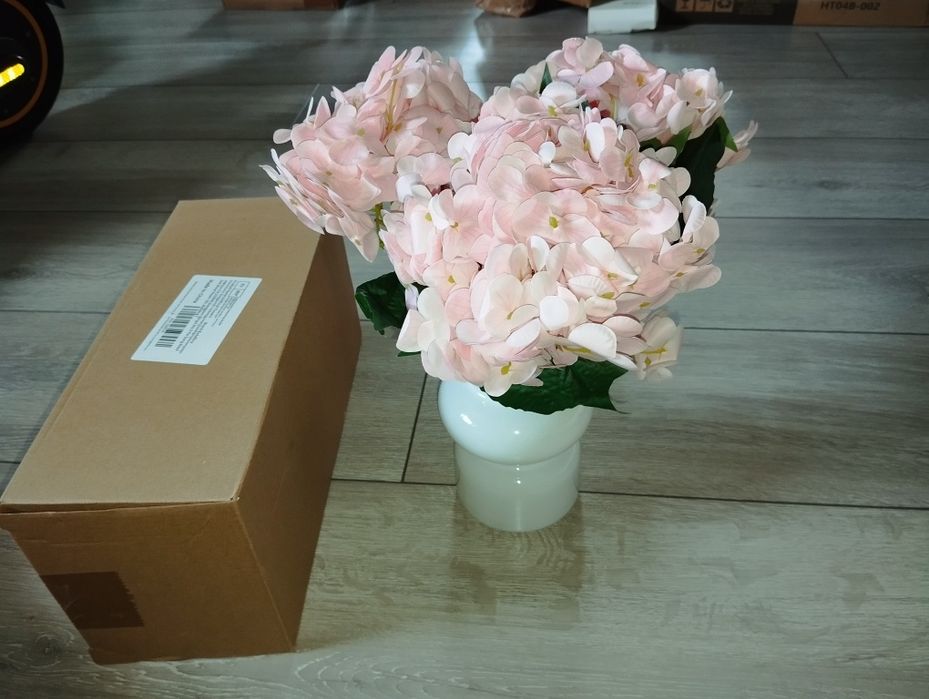 Sztuczne kwiaty w wazonie