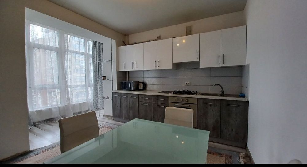 Здається 2х км в центральній частині!!!