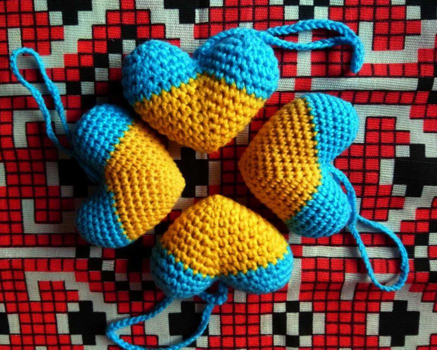 Брелок Сердце Украины. Сувенир.  Вязаный. Ручная работа Амигуруми.