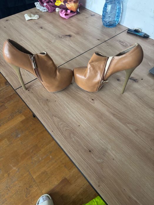 Buty szpilki na dużym obcasie