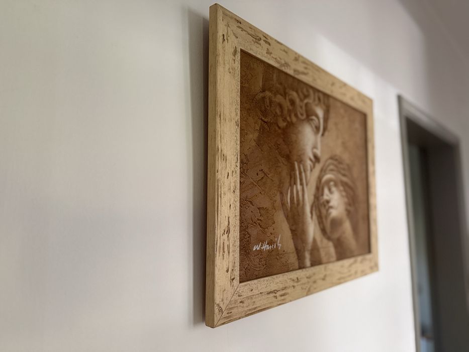 Quadro em Alto-Relevo | Casal Clássico | Obra Assinada | Moldura em Madeira | 50 × 38 cm