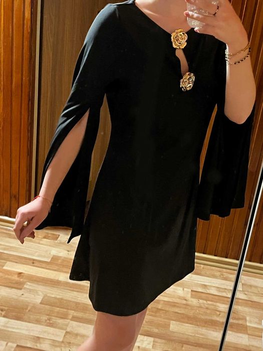 Sukienka wizytowa rozcięte rękawy złote guziki urocza czarna