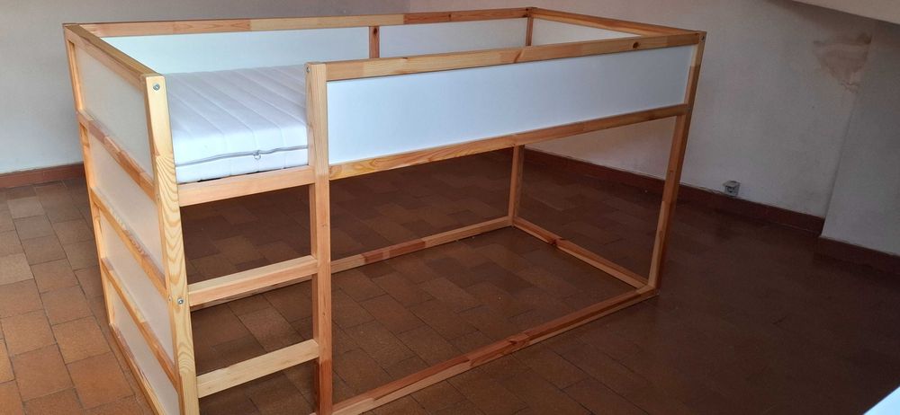 Cama meia‑altura infantil 90×200 madeira – excelente estado + colchão