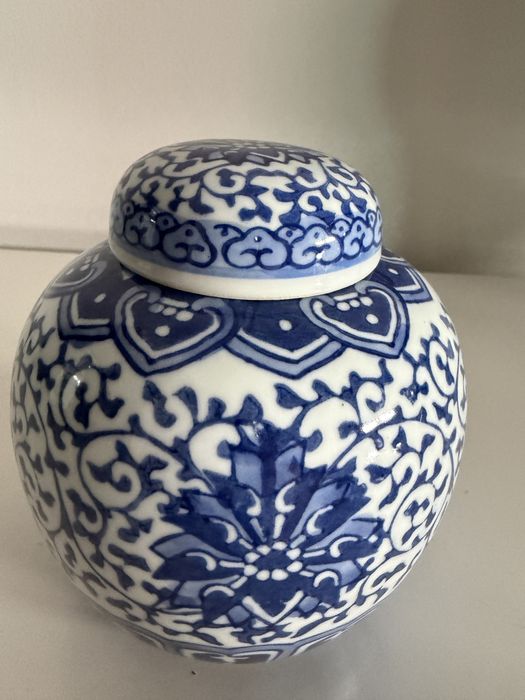 jarro em porcelana azul e branca com tampa