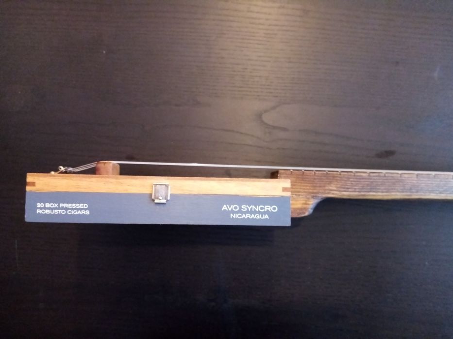 Guitarra de caixa de charutos