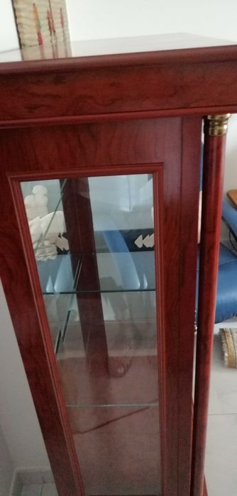 Cristaleira pequena (Nogueira), como nova, para desocupar.