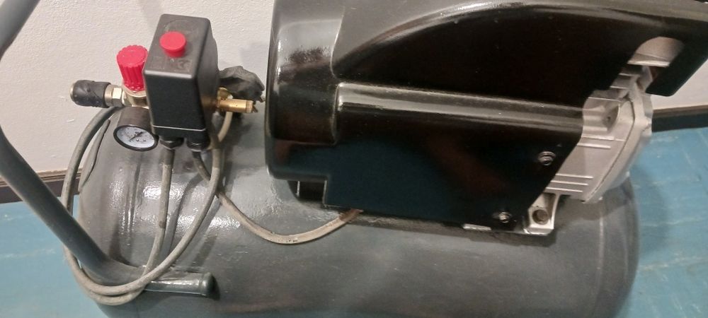 Para venda um compressor  50 litros mais um de 24 litros