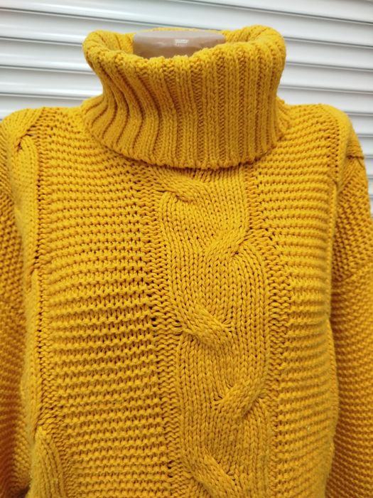 Светер під горло яскравий