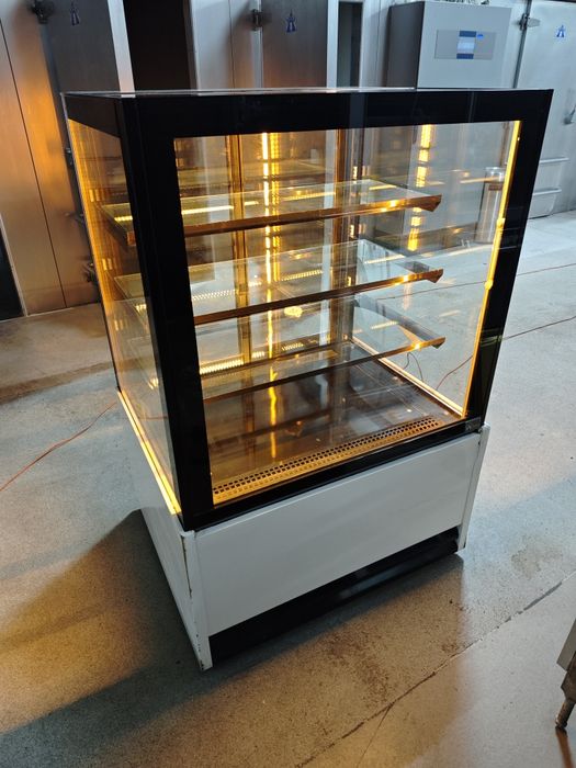 Witryna chłodnicza cukiernicza Cebea Bochnia Ellada