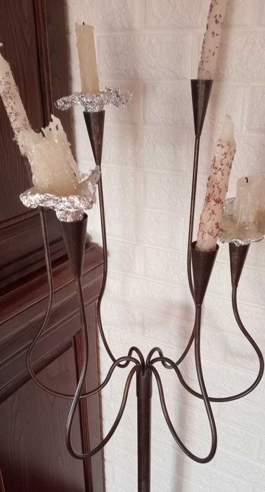 Castiçal de pé, em ferro, antigo