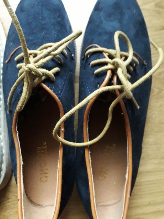 Obuwie letnie zamszowe.