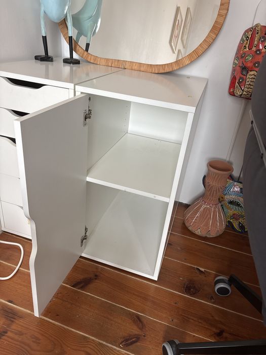 2 moveis de escritorio, com gavetas e prateleiras