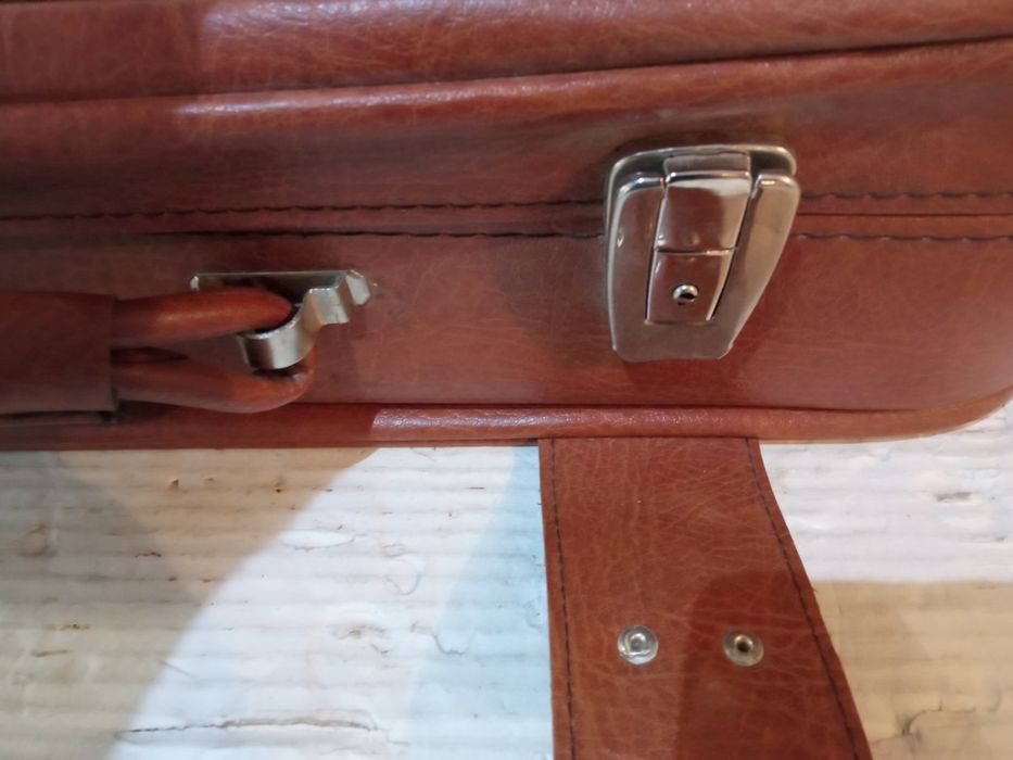 Продаю чемодан валізу в доброму стані колір коричневий