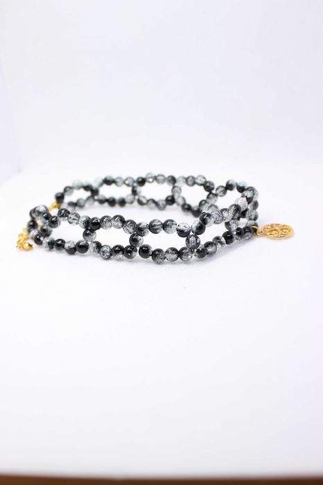 Elegancki naszyjnik typu choker z akrylowymi koralikami i zawieszką