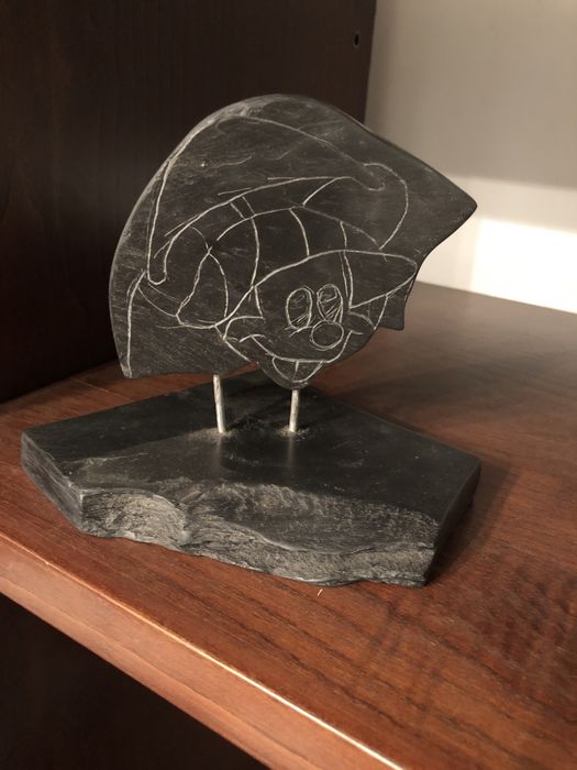 Estatua do Mikey em lousa /xisto /ardosia