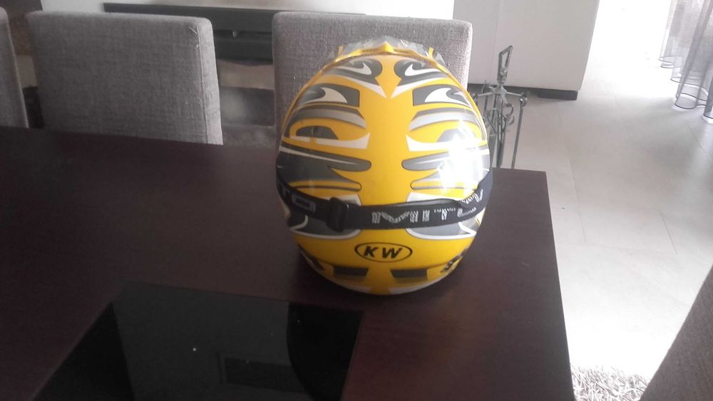 Vendo capacetes amarelo cross KW com oculos Mito ou o capacete cinza.