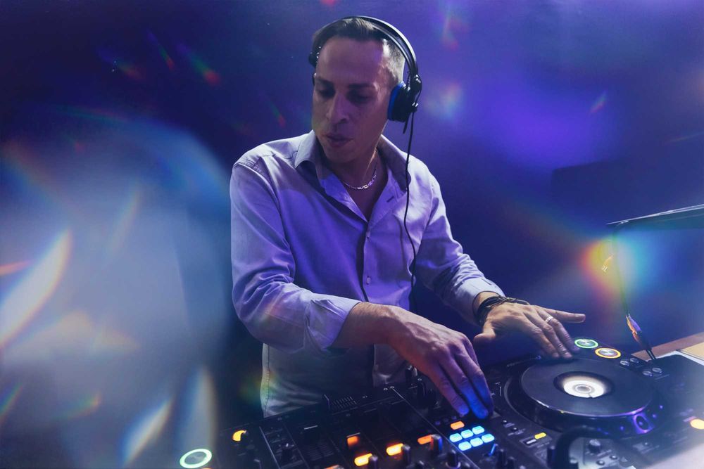 Dj para todo tipo de eventos e aluguer de material de som e luz