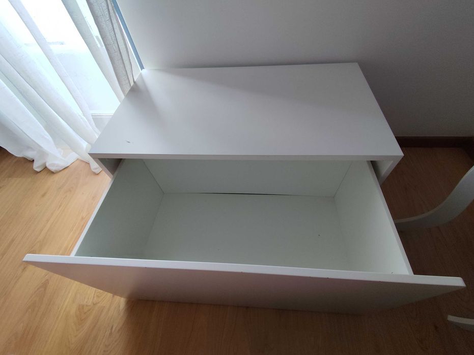 Vendo Roupeiro Branco e banco para arrumação