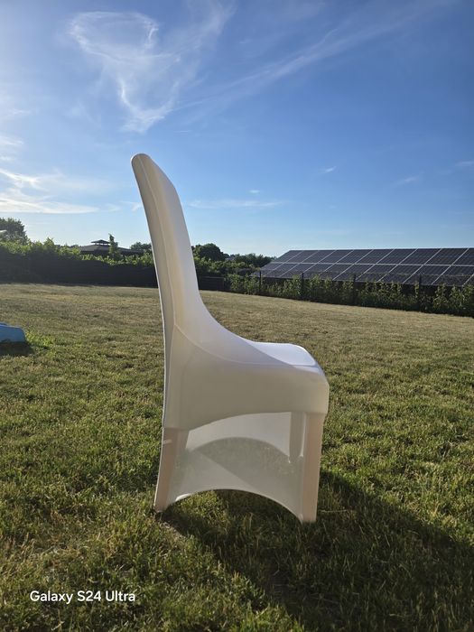 Mam 50 białych pokrowcow na krzesła białe