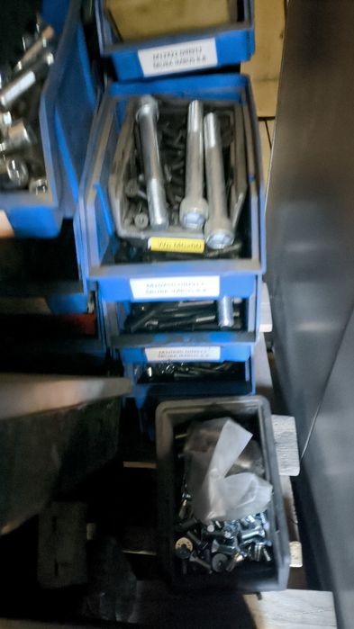 Szafa narzędziowa wyposażona śruby wszystkie rozmiary kuwety