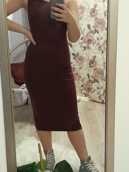 Obcisła sukienka bez rękawów