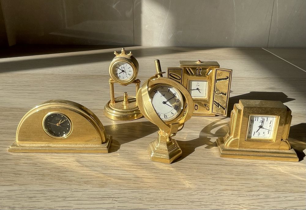 Coleção de relógios de mesa em miniatura