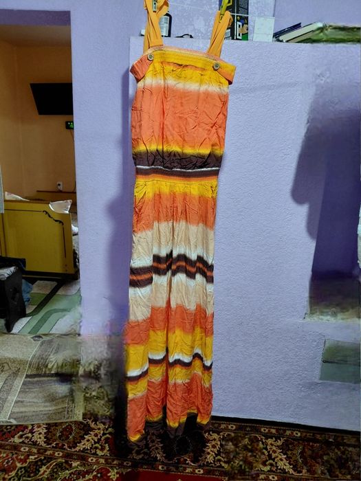 Длинное платье с оранжевыми полосами