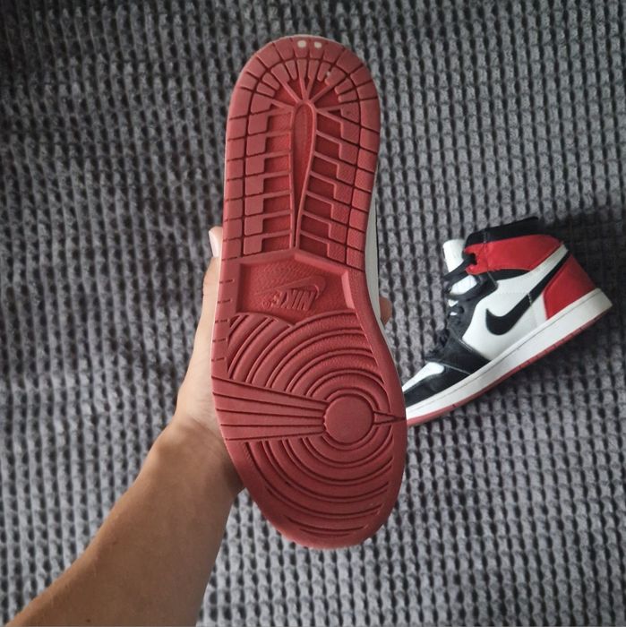 Nike air Jordan 1 high satin black toe