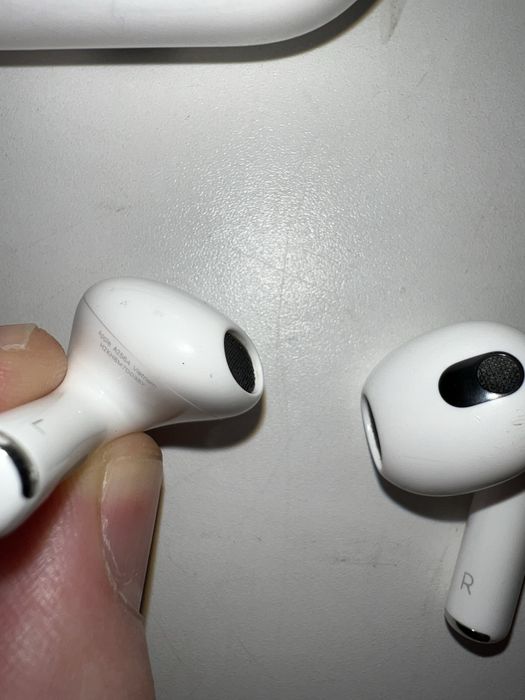 Airpods 3 оригінал (правий навушник хрипить)