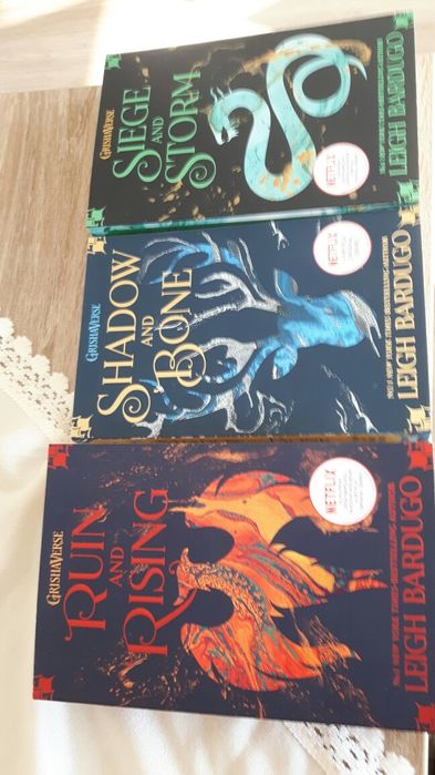 "Cierń i kość" popularna 4- częściowa Grishaverse fantasy po angielsku