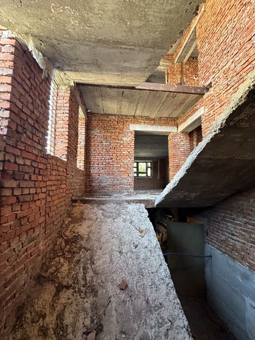 Будинок біля центрального озера м. Надвірна