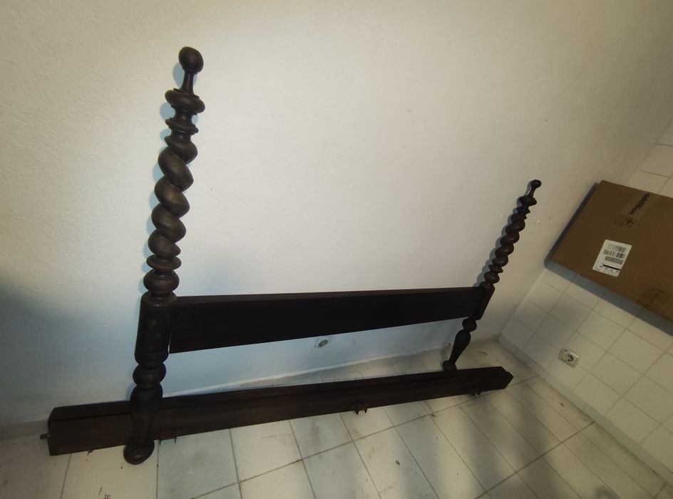 Cama antiga de Madeira