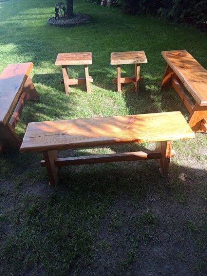 Komplet ław i tarborków drewnianych