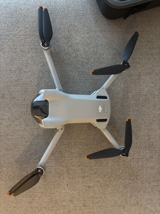DJI Mini 3 zestaw+ kontroler DJI RC + bateria + walizka