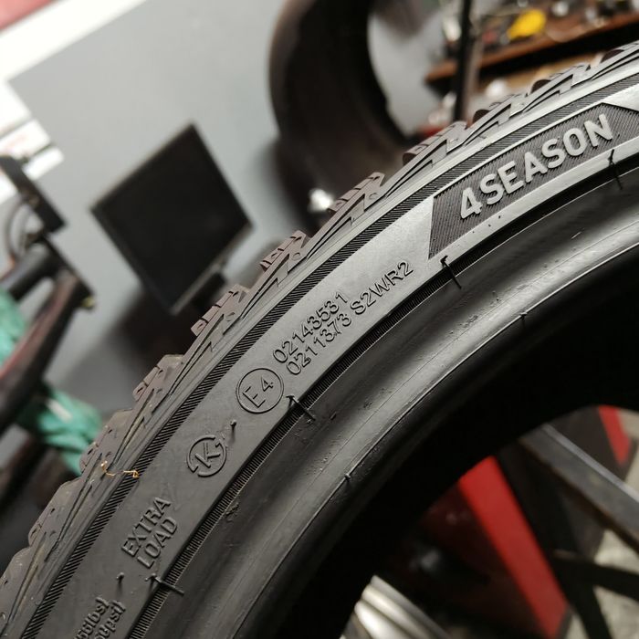 235/35/19 XL Sprzedam parę opon całorocznych Kumho